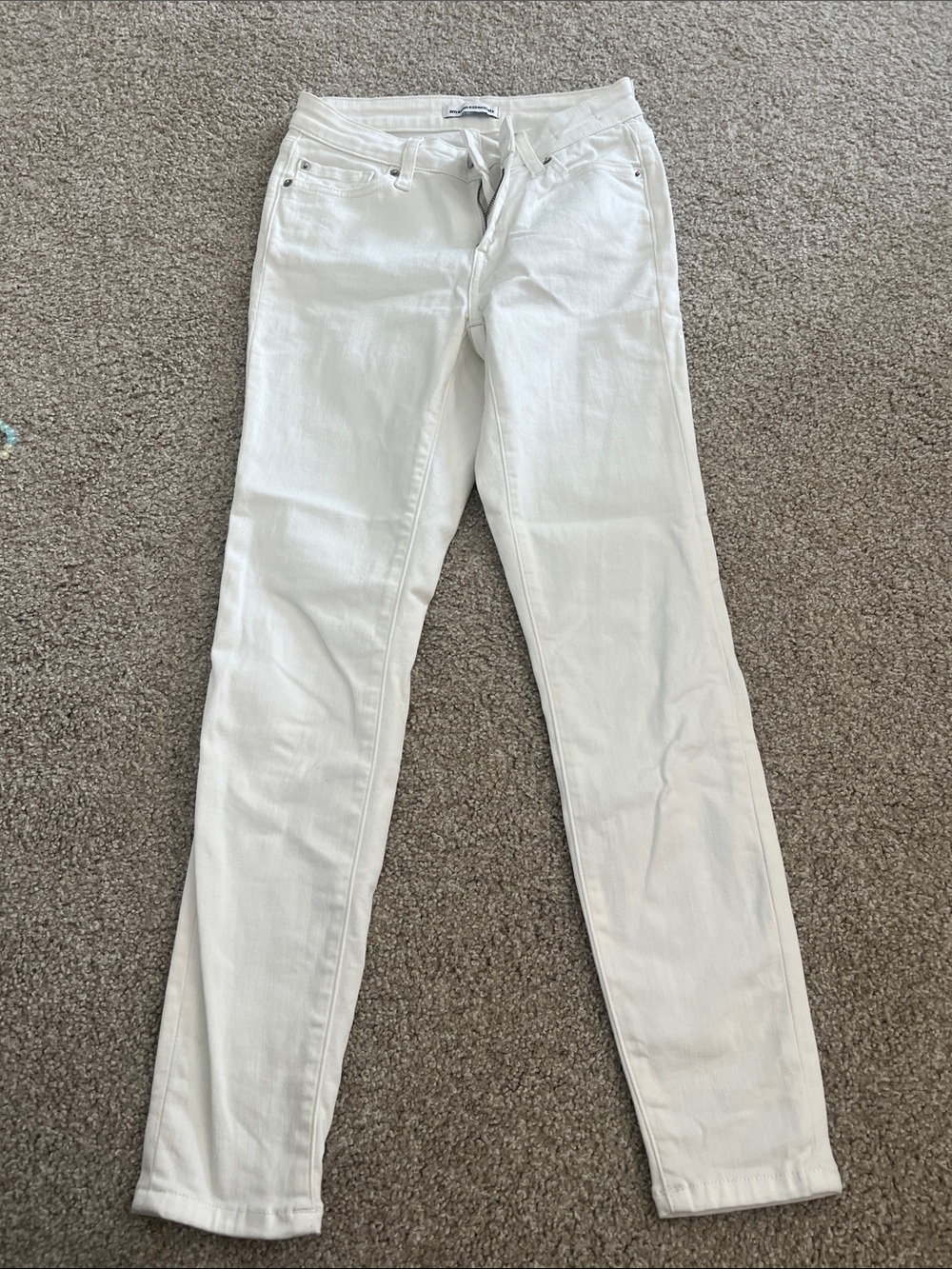 Amazon Basics Women's White Stretchy Skinny Jeans